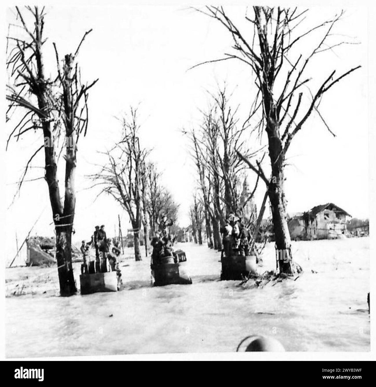 Un gruppo di linea dell'esercito britannico lavora sulla strada per Kranenburg durante le inondazioni in Germania, mantenendo l'accesso per le operazioni militari. Foto Stock