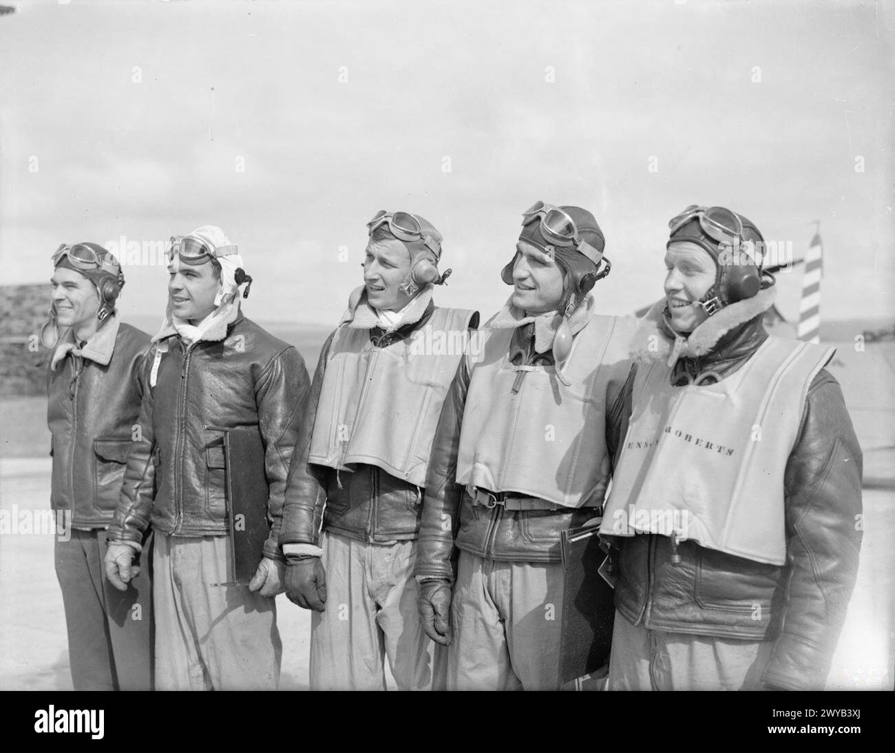 GLI AVIATORI DELLA MARINA DEGLI STATI UNITI ARRIVANO IN GRAN BRETAGNA. APRILE 1942, ROYAL NAVAL AIR STATION HATSTON. QUATTRO SQUADRONI DI AEREI DELLA US NAVY, COMPOSTI DA 9 BOMBARDIERI DOUGLAS TBD DEVASTATOR, 9 CACCIA GRUMMAN F4F WILDCAT E 29 BOMBARDIERI VOUGHT SB2U VINDICATOR SCOUT ARRIVARONO AD HATSTON PER COOPERARE CON IL BRACCIO AEREO DELLA FLOTTA. CON LORO CI SONO 65 PILOTI DELLA US NAVAL E 200 DISPARI RADIOMEN, CANNONI AEREI E RISERVE. - Alcuni piloti della Marina degli Stati Uniti. , Foto Stock