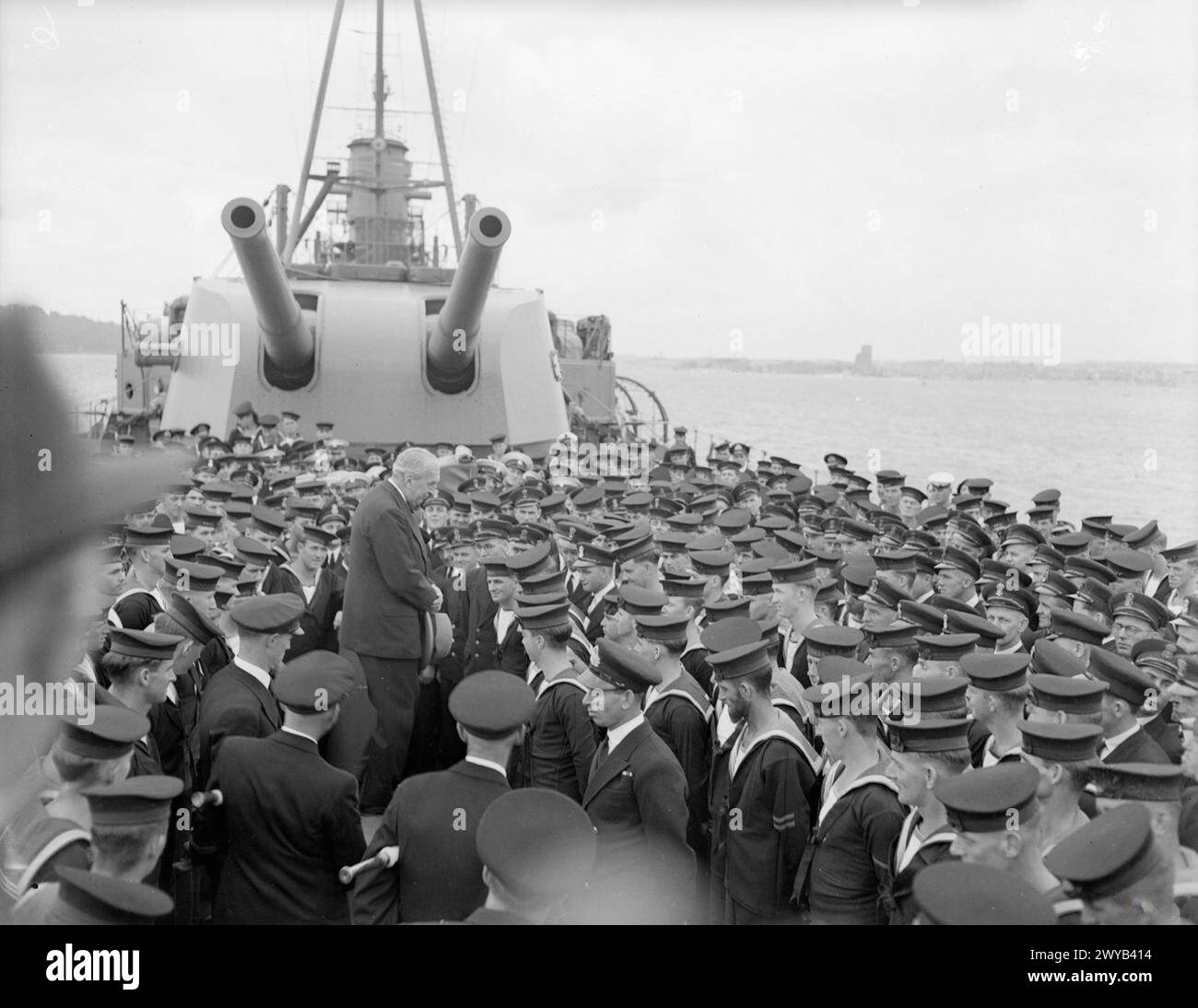 La HMAS Australia, nave della marina australiana, giunge a Plymouth il 1 luglio 1945 per essere rimessa a nuovo dopo i danni al largo di Leyte, accolta dall'alto Commissario S M Bruce, dall'ammiraglio Sir Ralph Leatham e dall'ufficiale comandante capitano J M Armstrong. Foto Stock