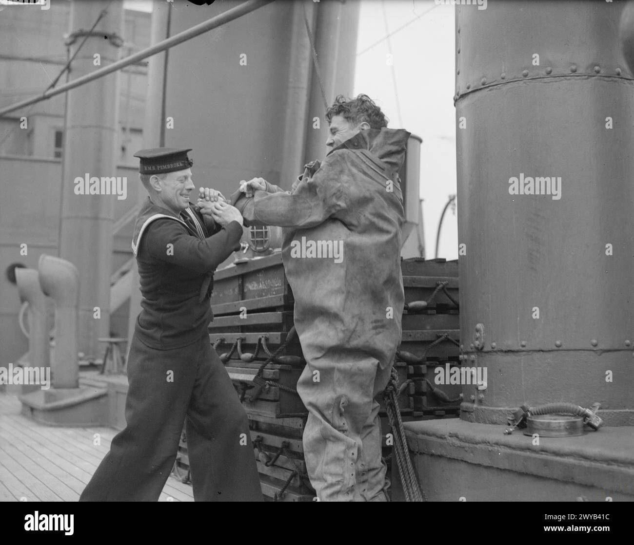 MONTAGGIO DEL SUBACQUEO. DICEMBRE 1941, HMS COCHRANE, ROSYTH, SCOZIA. - Subacqueo che indossa la sua tuta. , Foto Stock