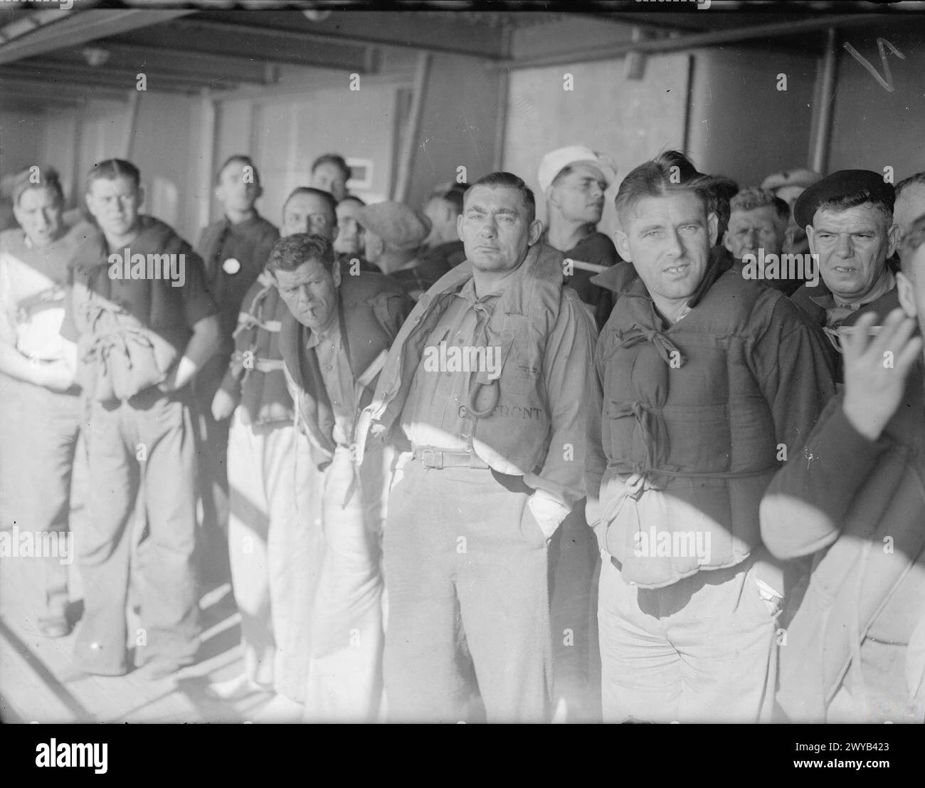 Nell'agosto 1941, i marinai mercantili olandesi sopravvissuti a bordo della SS Empress of Australia nei porti del Sud Africa e in mare indossavano gilet di sicurezza e cinture di salvataggio durante un'esercitazione in barca. Foto Stock