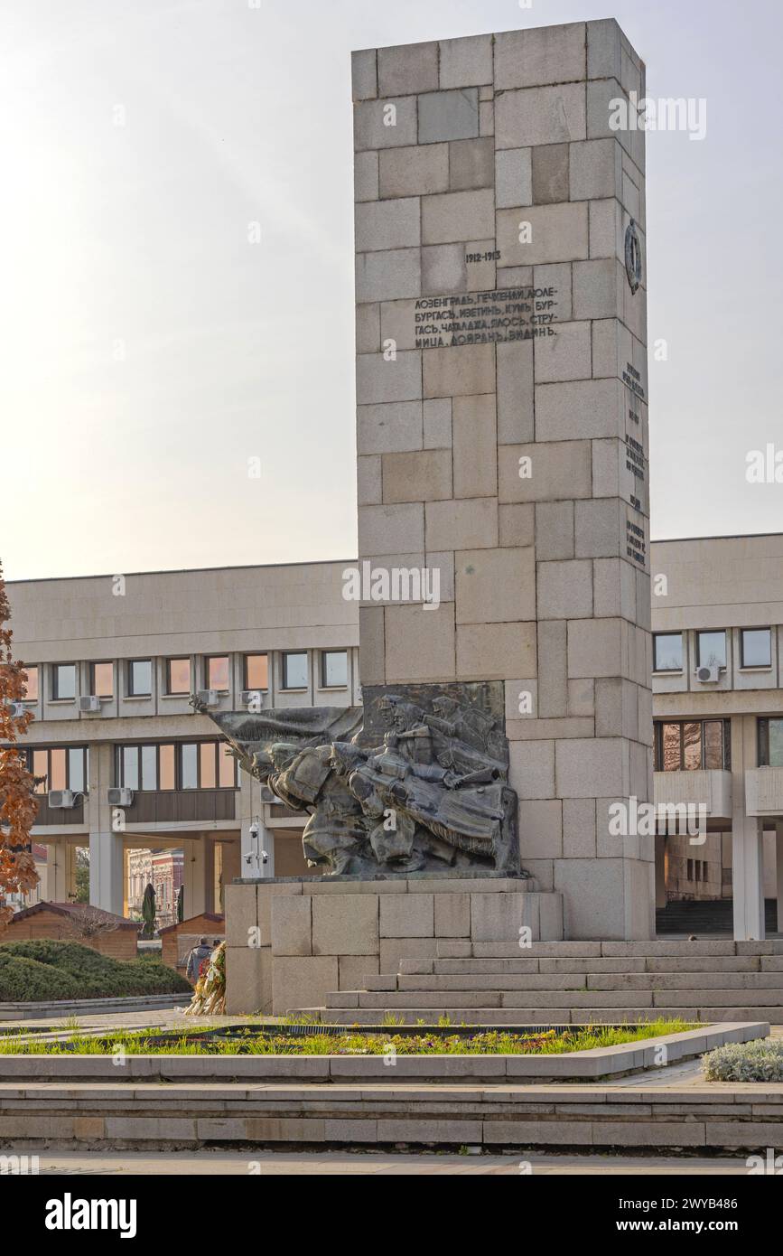 Vidin, Bulgaria - 16 marzo 2024: Monumento alla vittoria al terzo reggimento di fanteria Eroi a Central Square Bdintsi. Foto Stock