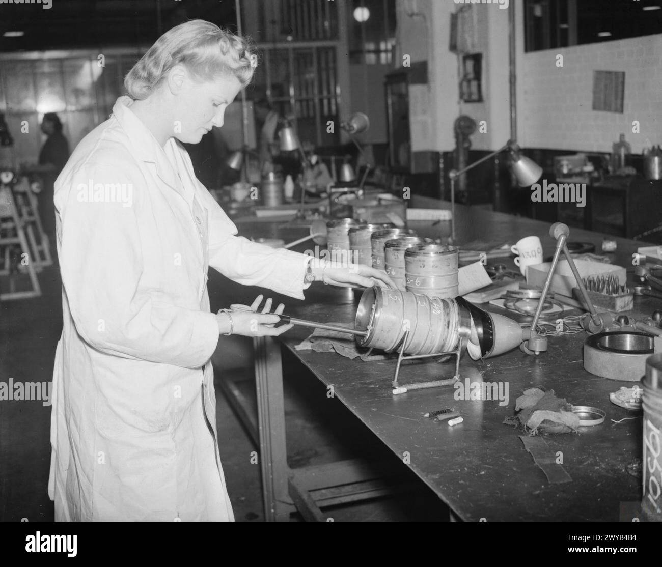 Christina Riddoch ha lavorato come ispettore di cilindri in una fabbrica britannica di motori aeronautici durante il 1939-1945, contribuendo alla costruzione di aerei. Foto Stock