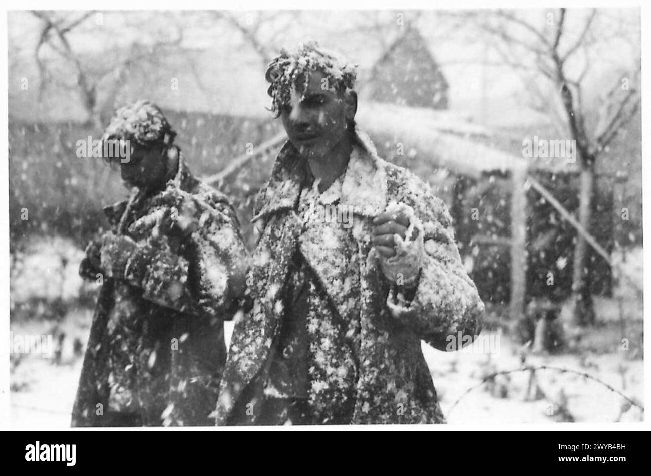 Vengono mostrati i prigionieri coperti di neve che si arresero a Hongen, un villaggio tedesco catturato durante un'avanzata militare. La fotografia fa parte della documentazione dell'esercito britannico sulle operazioni del 12 Corps. Foto Stock
