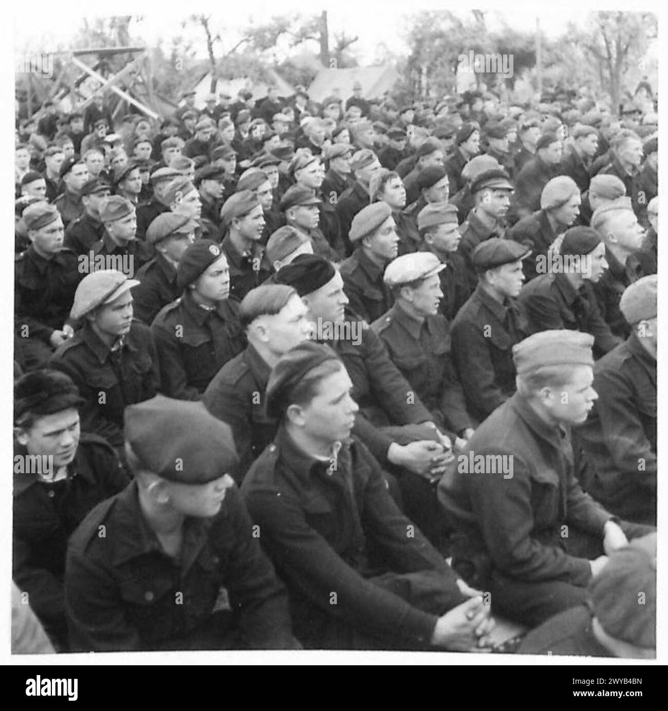 Gli sfollati in un campo russo ascoltano musica mentre sono sotto la supervisione del personale dell'esercito britannico durante la seconda guerra mondiale Foto Stock