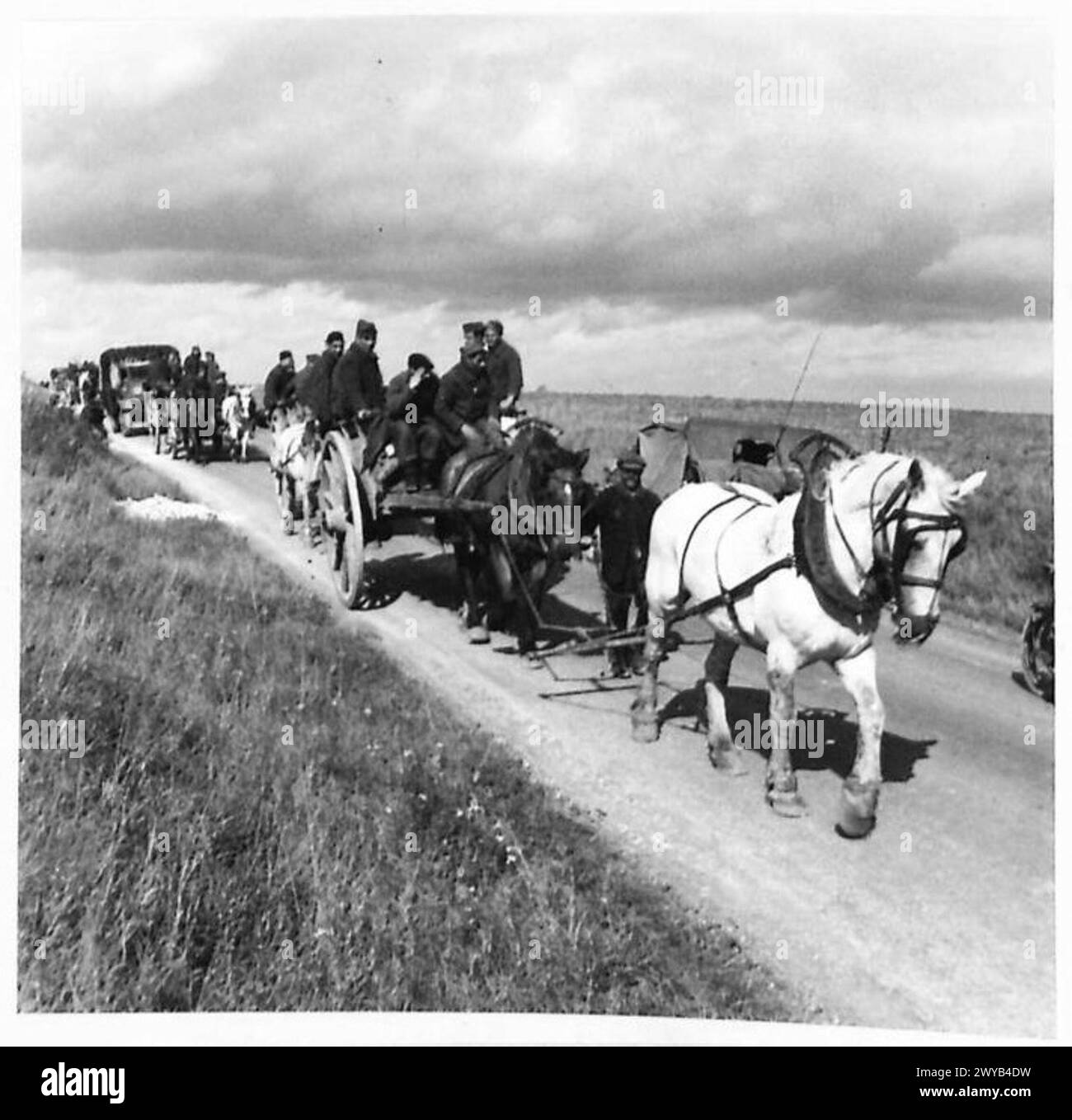 I lavoratori dei campi di lavoro tedeschi tornano ad Amiens su veicoli trainati da cavalli per unirsi alle forze dell'interno francesi (F.F.I.) durante la seconda guerra mondiale, documentate da un negativo fotografico. Foto Stock