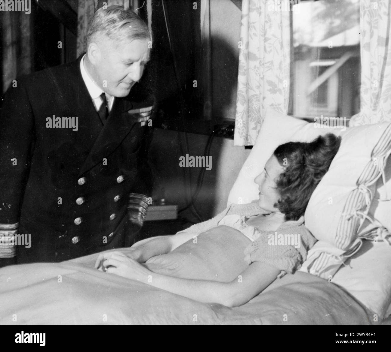 Nel maggio 1945, le vittime della British Pacific Fleet furono trasportate al Royal Naval Hospital di Herne Bay, Sydney in aereo-ambulanza, con l'ammiraglio Sir Bruce Fraser in visita a pazienti tra cui il secondo ufficiale Pat Ingham. Foto Stock