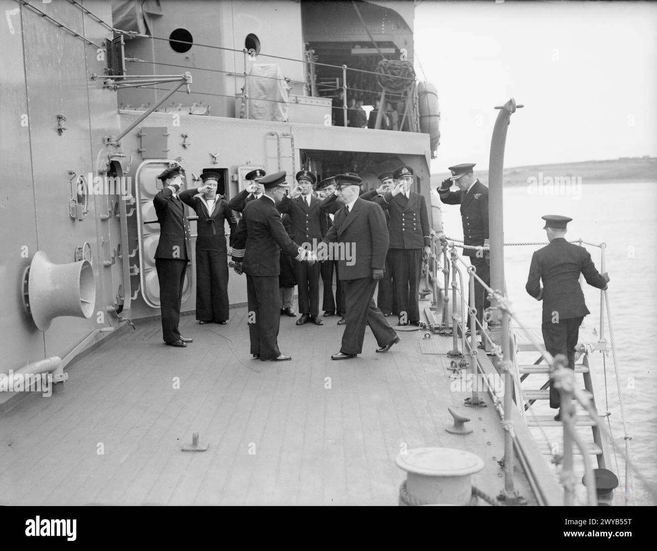 Il primo Lord dell'Ammiragliato, A V Alexander, MP, è pilotato a bordo della nave deposito cacciatorpediniere HMS Tyne durante una visita alla Home Fleet nel settembre 1941. Foto Stock