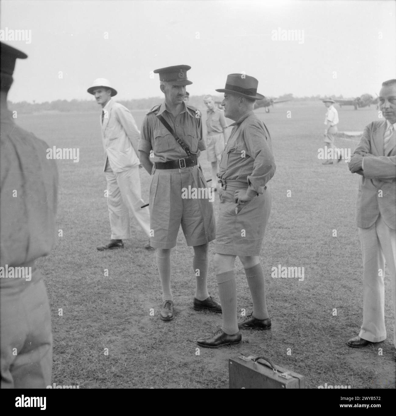 L'ESERCITO BRITANNICO IN MALESIA 1941 - il tenente generale Percival dà il benvenuto all'inviato statunitense Averell Harriman presso l'aeroporto di Sembawang, Singapore, 30 ottobre 1941. Percival, Arthur Ernest, Harriman, Averell Foto Stock