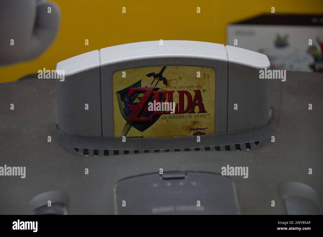 Vecchio polveroso Nintendo 64 con un gioco Legend of Zelda sulla console Foto Stock