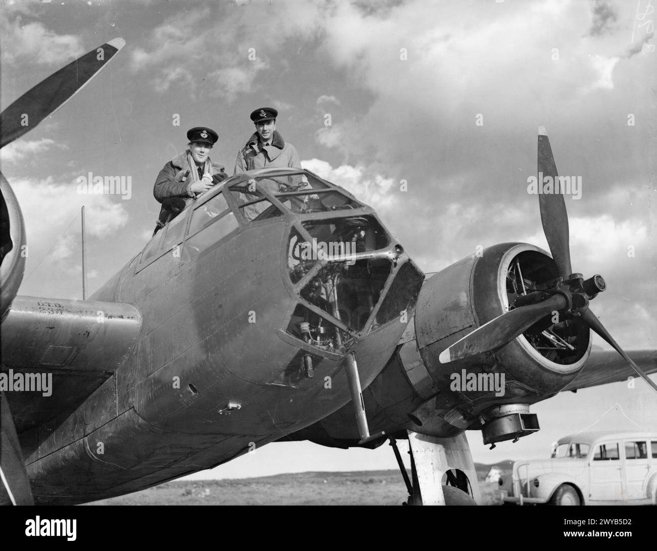 ROYAL AIR FORCE: OPERAZIONI SULL'ALBANIA E IN GRECIA, 1940-1941. - Il Comandante del No. 211 Squadron RAF, il capo di squadra J R Gordon-Finlayson, e il suo operatore/cannoniere senza fili, l'ufficiale pilota A C Geary, fotografati in un Bristol Blenheim Mark i a Menidi/Tatoi, in Grecia, dopo essere tornati da Corfù. Il 24 novembre 1941, l'aereo di Gordon-Finlayson fu colpito da un fuoco antiaereo durante un bombardamento a Valona, in Albania. Incapace di raggiungere Menidi, sbarcò con la forza su una spiaggia di Corfù, dove lui e il suo equipaggio furono tostati e mangiati prima di tornare sulla terraferma con un peschereccio e un rejoini Foto Stock