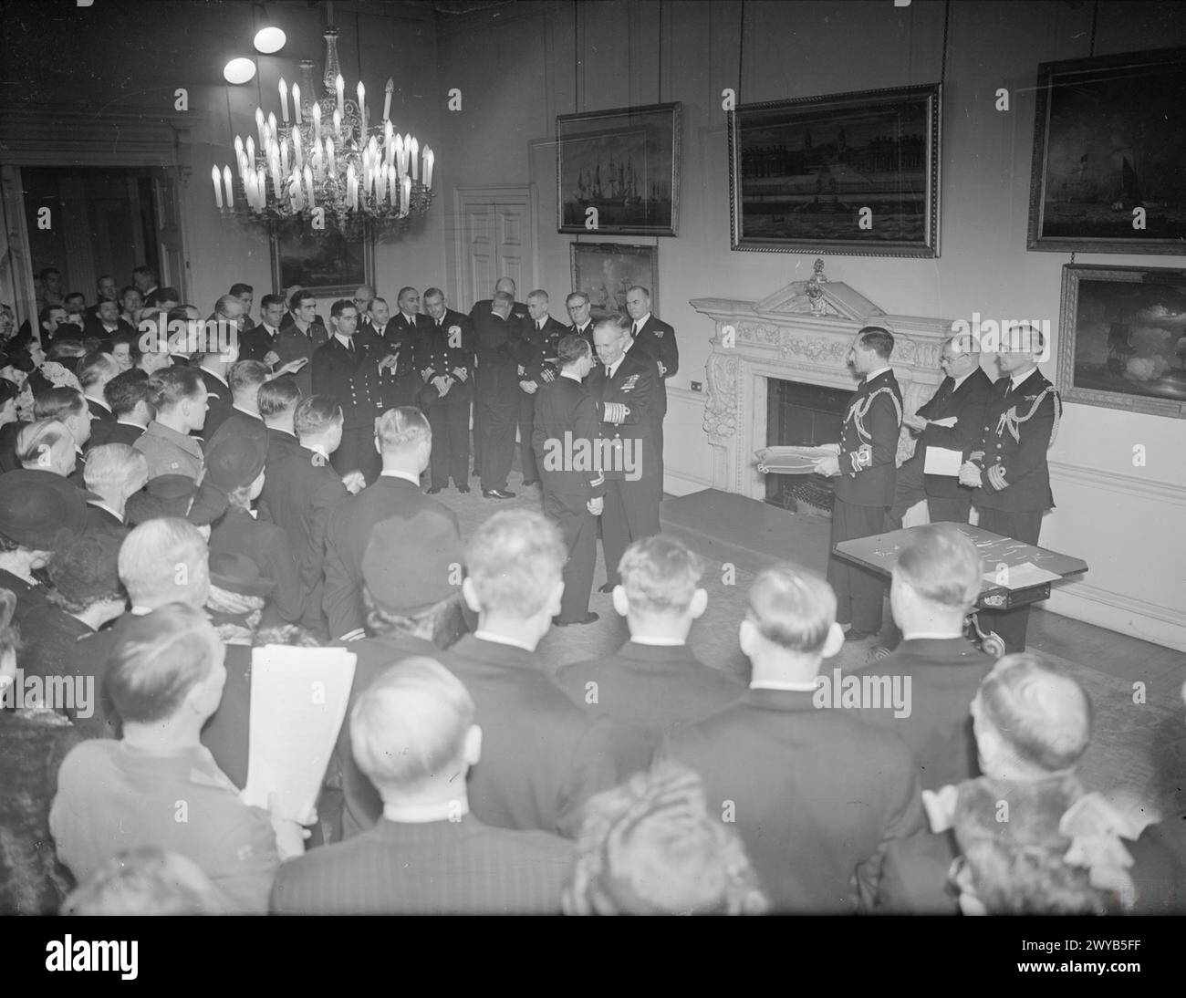 Il primo Lord del Mare, ammiraglio della flotta Sir Andrew B Cunningham, decora 26 ufficiali e uomini delle marine polacche, francesi, norvegesi e olandesi per il coraggio in mare il 2 novembre 1943 alla Admiralty House. Foto Stock