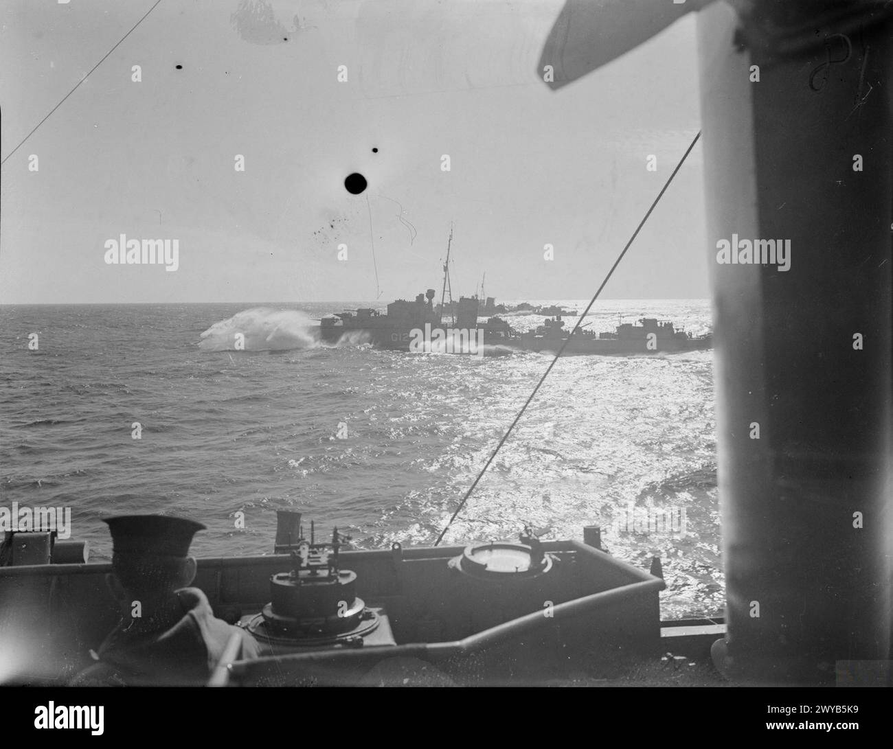 I cacciatorpediniere di una manovra di flottiglia in linea si avvicinarono durante le esercitazioni il 24 agosto 1940 a bordo della HMS Kelvin. Foto Stock