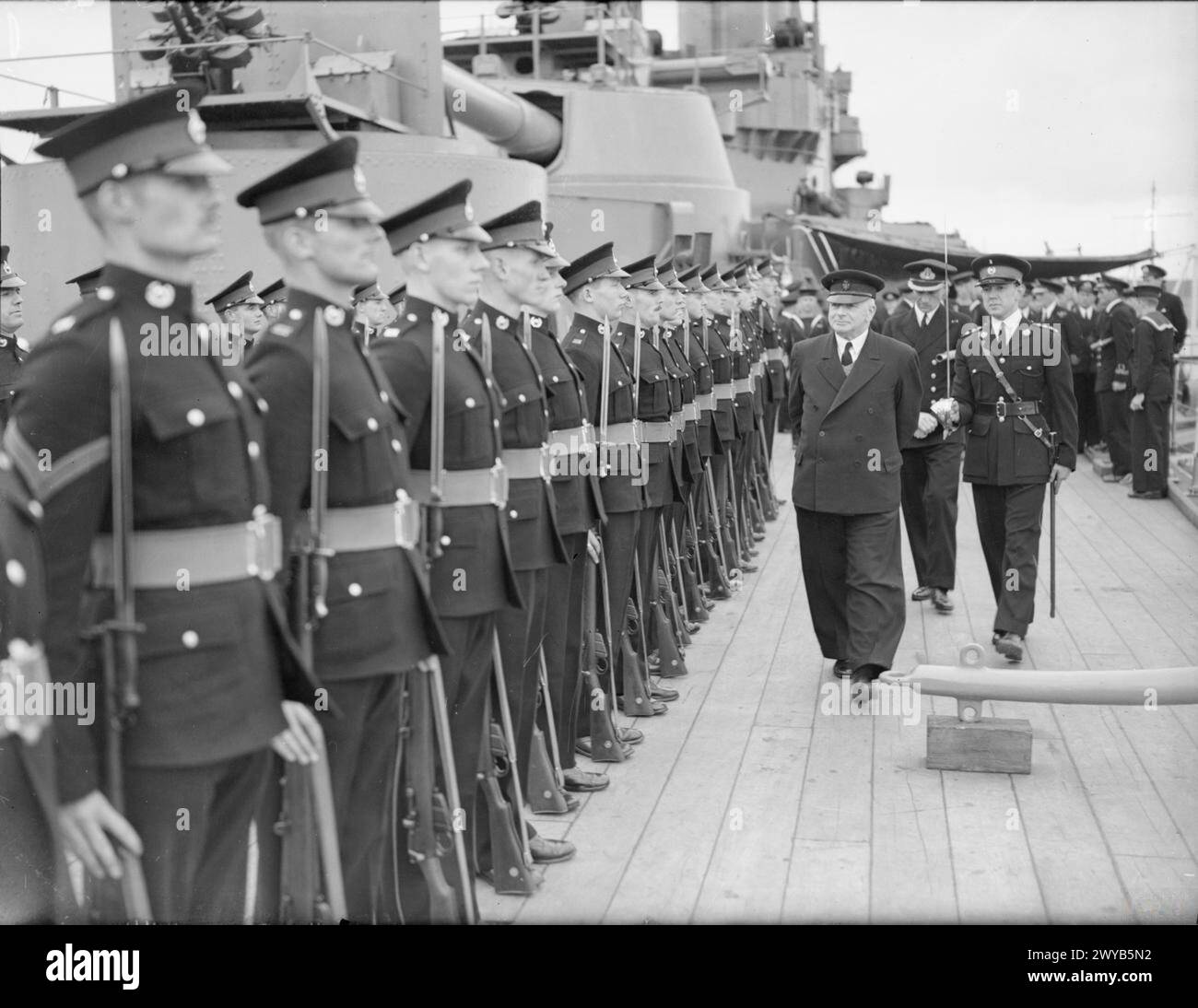 Nel settembre 1941, il primo Lord dell'Ammiragliato A. V. Alexander visitò la Home Fleet e ispezionò la Royal Marine Guard of Honour a bordo della HMS Iron Duke. Foto Stock