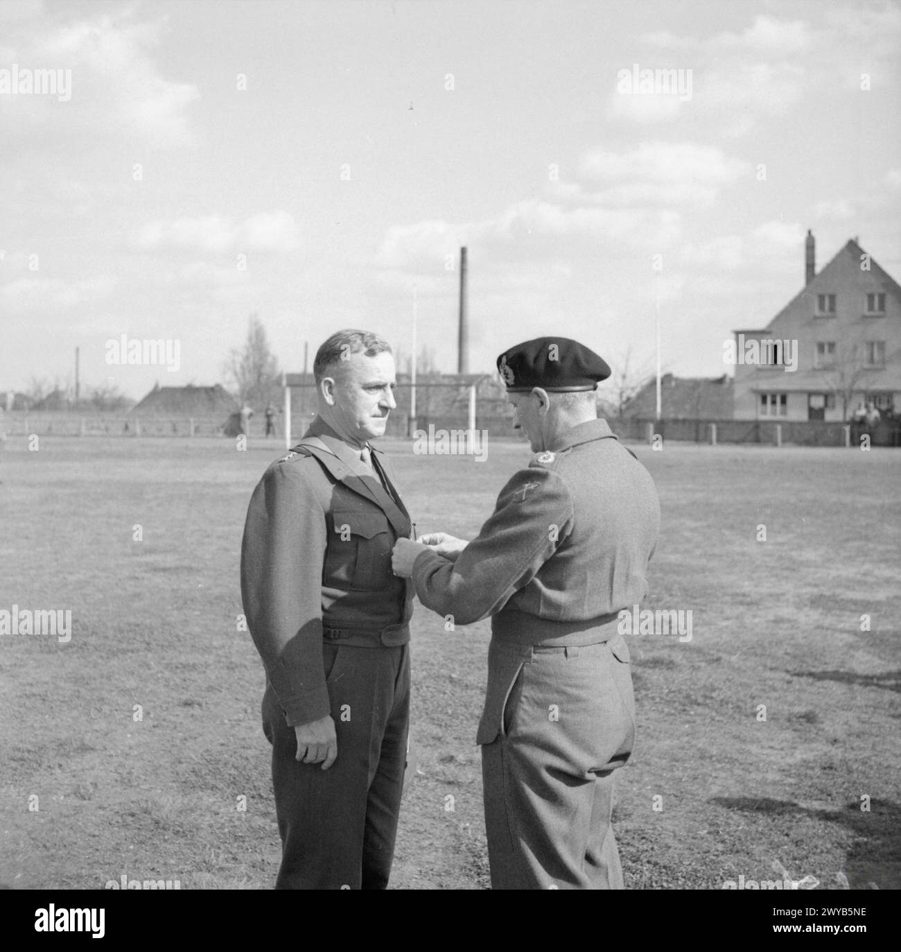 Il giorno del D-Day, il 6 giugno 1944, il tenente generale T. Gerow del V corpo degli Stati Uniti, al comando del generale Bradley, ricevette il compagno del bagno dal generale Bernard Montgomery. Il 5° corpo degli Stati Uniti coordinò gli sbarchi di Omaha Beach durante l'operazione Overlord. Foto Stock
