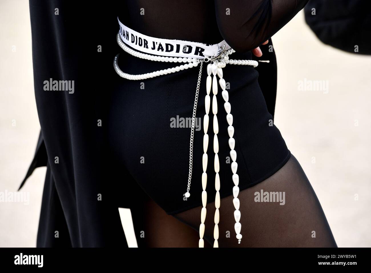 Leila Depina - Streetstyle alla Paris Fashion Week - DIOR Show - Parc des Tuileries - Parigi, Francia Foto Stock