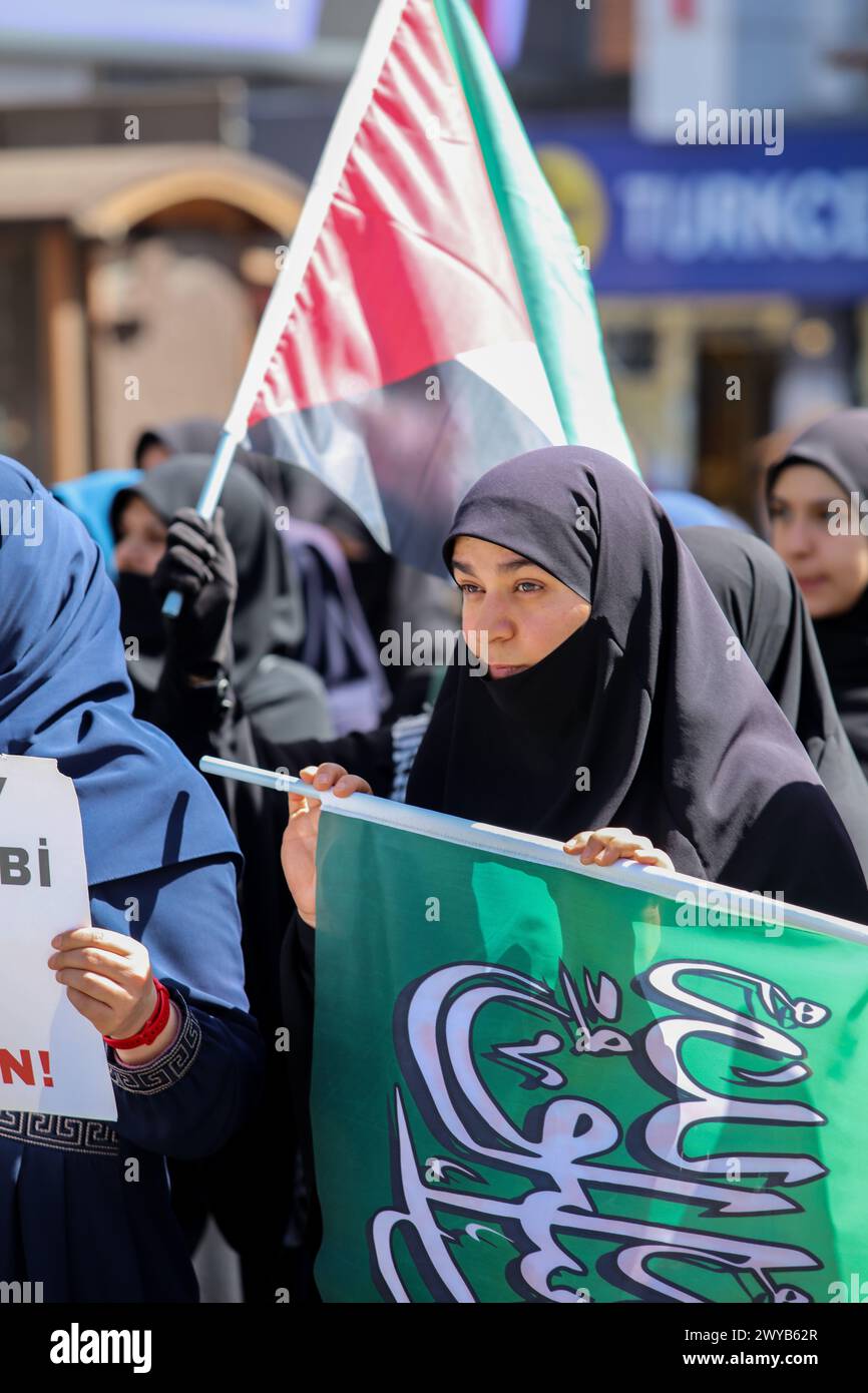 5 aprile 2024, Gaziantep, Turkiye: Gaziantep, Turkiye. 5 aprile 2024. I manifestanti ondeggiano bandiere palestinesi e alzano striscioni in solidarietà con Gaza in occasione del Quds Day nella città turca di Gaziantep. La manifestazione a Gaziantep era stata organizzata dalla "Fondazione degli amanti del Profeta". Il Quds Day, o giornata internazionale di Gerusalemme, è stato istituito per la prima volta dal leader della rivoluzione iraniana, Ruhollah Khomeini, nel 1979 a sostegno dei palestinesi e contro Israele e il sionismo. Cade ogni anno l'ultimo venerdì del mese sacro musulmano del Ramadan, e quest'anno coincide con il 182 ° giorno di Foto Stock