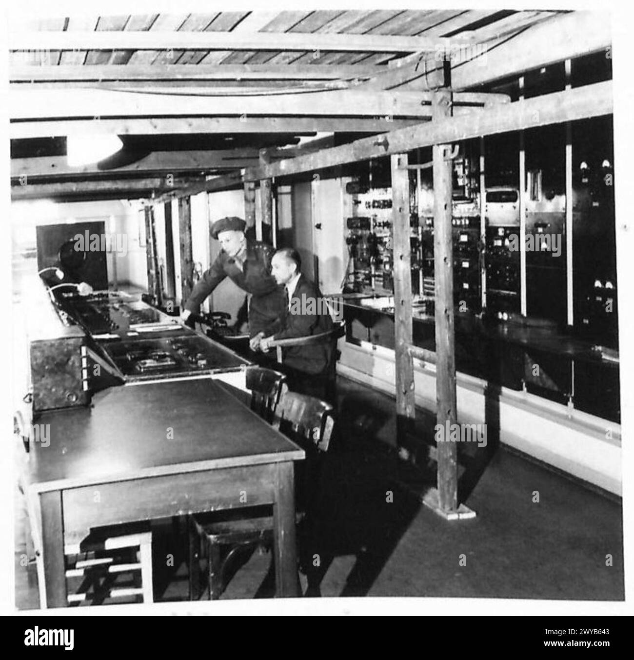 Banco di controllo di un trasmettitore da 100 kilowatt fuori Amburgo che gestisce i programmi della British Forces Network e della radio Hamburg, supervisionato dal capitano E. Shepherd, Royal Signals. Foto Stock