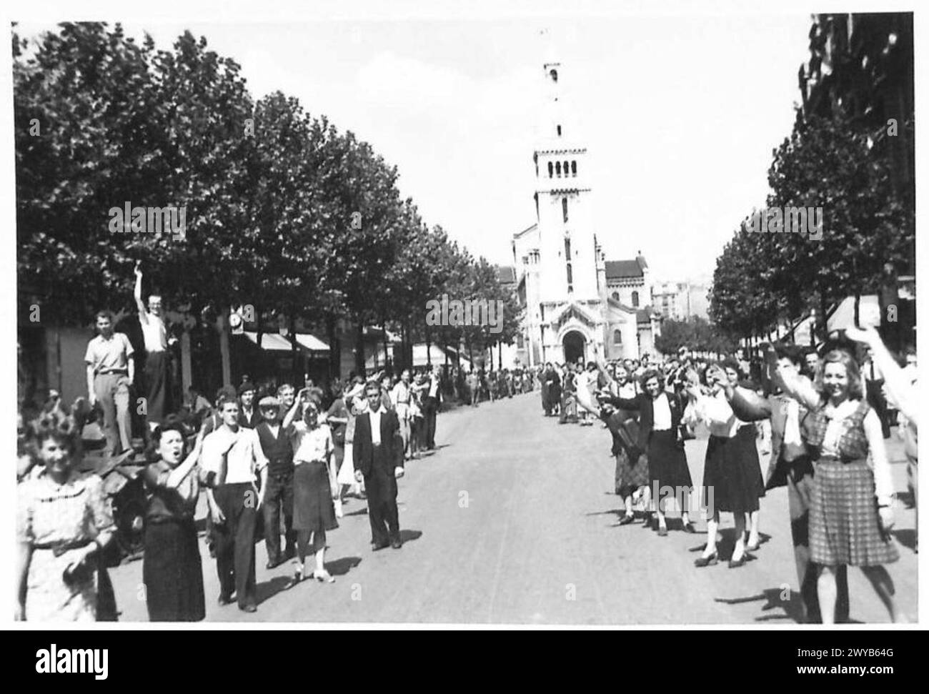 I civili a Parigi salutano le truppe inglesi, americane, canadesi e francesi che entrano nella città liberata. Foto Stock