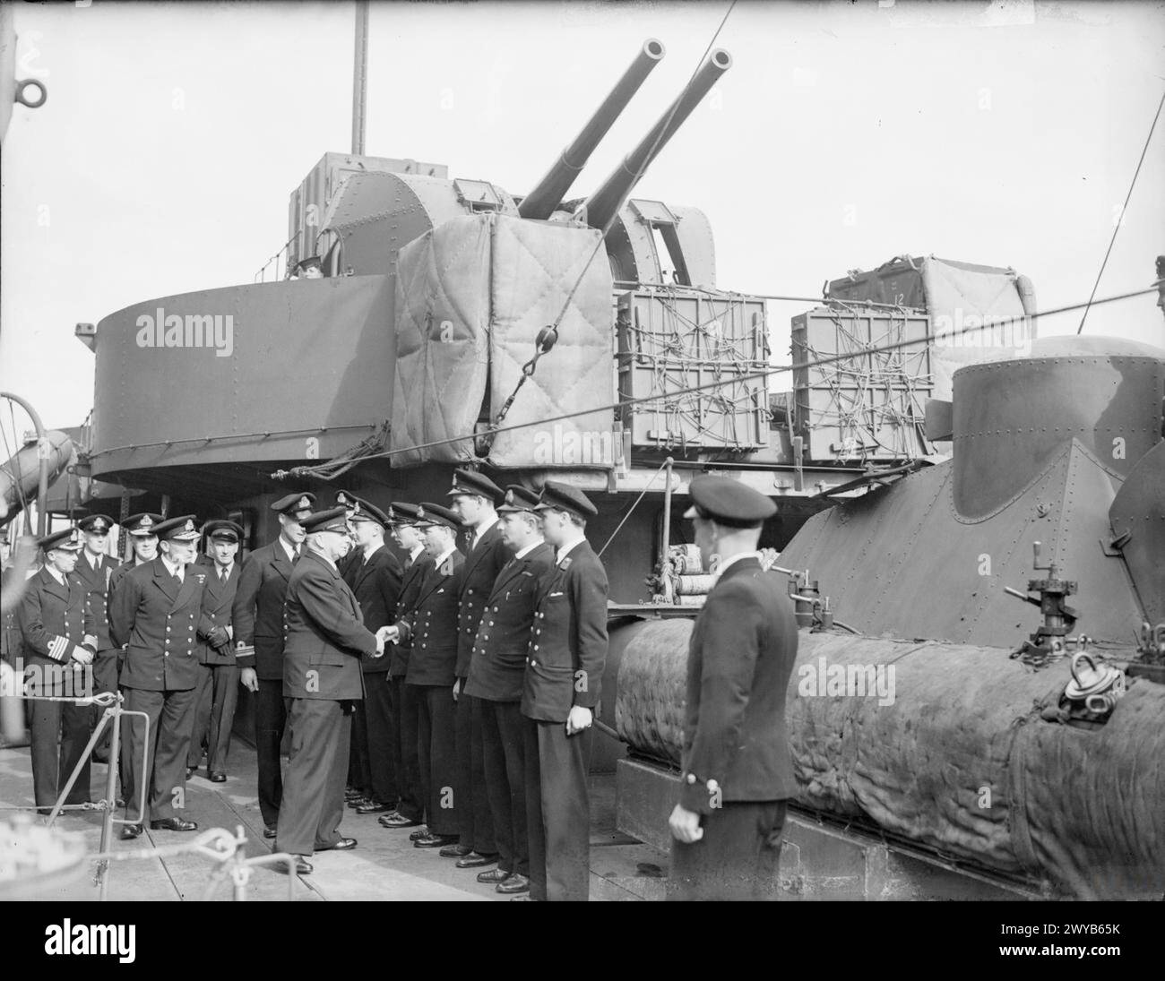 Nel settembre 1941, il primo Lord dell'Ammiragliato, A.V.A. Alexander, deputato, visitò il cacciatorpediniere HMS Badsworth della Home Fleet, stringendo la mano agli ufficiali a bordo durante la sua ispezione. Foto Stock