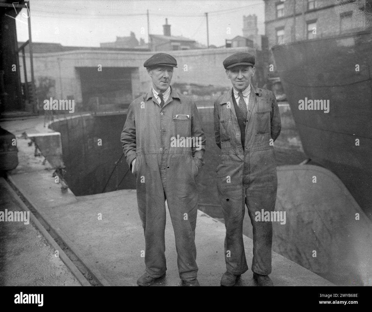 I Boilermakers Jim Wharton e e J Bagwell, con 84 anni di servizio combinato, lavorano al Brocklebank Dock, Liverpool, il 27 ottobre 1944; Wharton ha tre figli nelle forze. Foto Stock