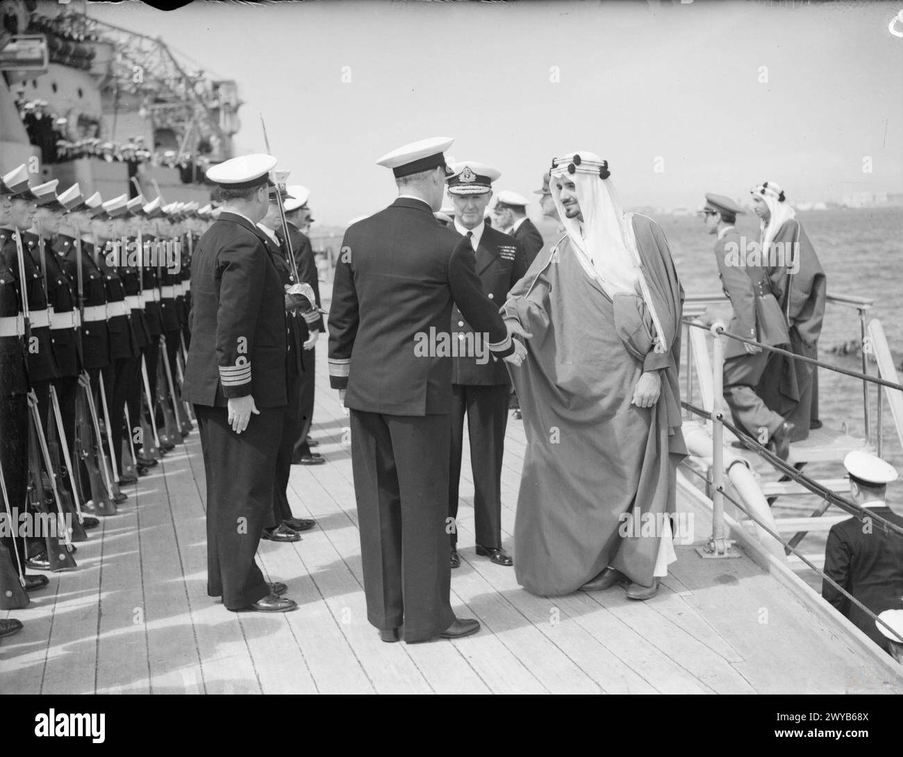 Il 21 marzo 1942, l'emiro Mansur, figlio del re Ibn Saud dell'Arabia Saudita, visitò la flotta del Mediterraneo ad Alessandria d'Egitto. Fu accolto a bordo della HMS Queen Elizabeth dall'ammiraglio Sir Andrew Cunningham, e gli ufficiali furono introdotti sul quarterdeck. Foto Stock