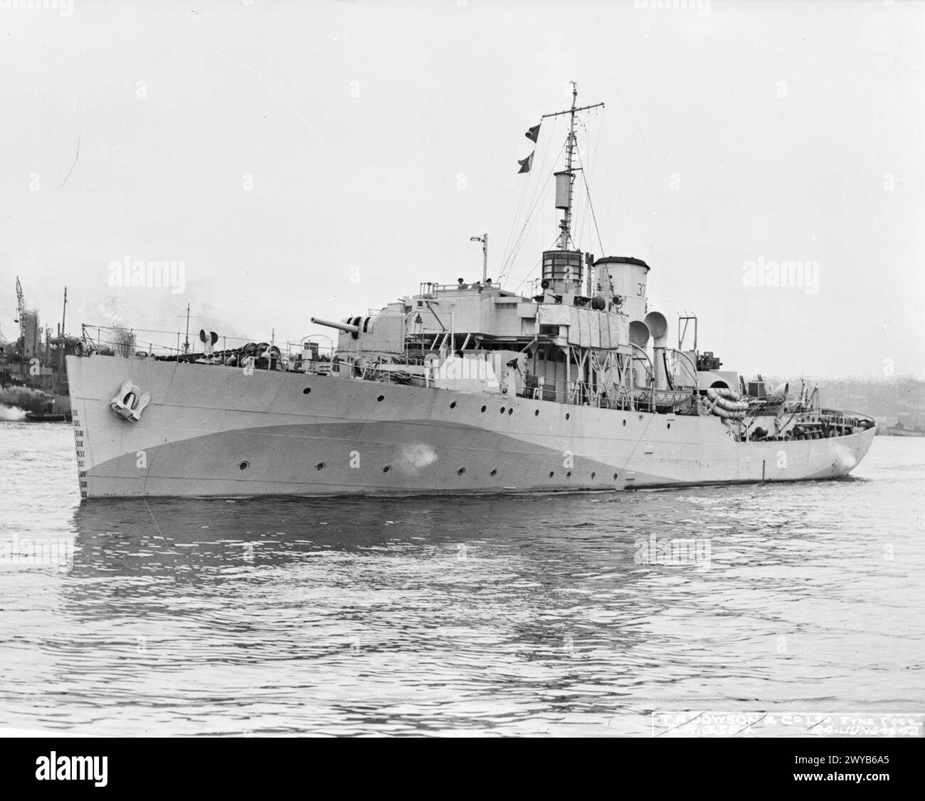 La HMS Bluebell, una corvetta britannica della classe Flower della Royal Navy, fu ancorata al Tyne Dock nel giugno 1942 durante la seconda guerra mondiale. Foto Stock