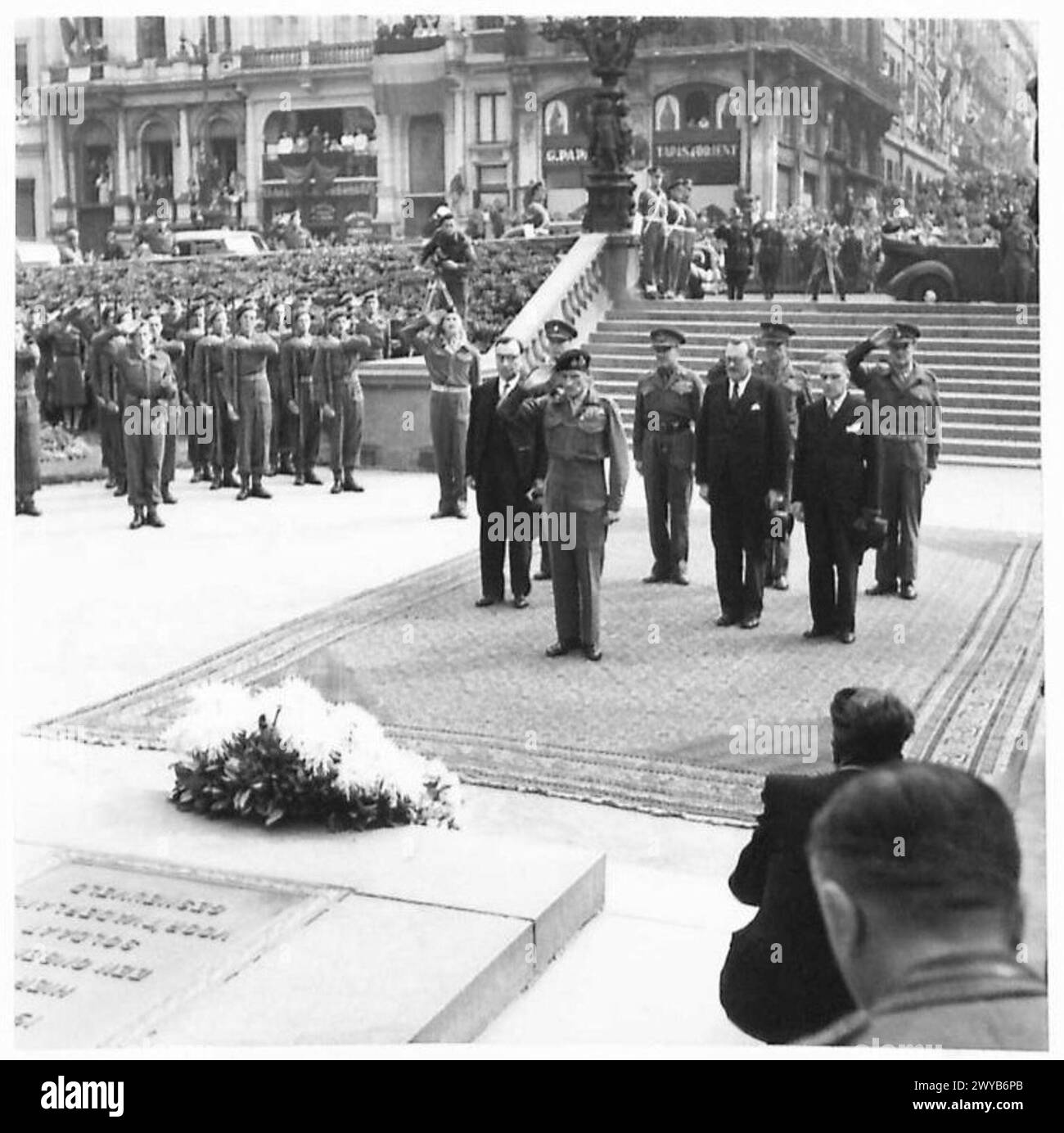 Il feldmaresciallo Montgomery rende omaggio alla Tomba del Guerriero sconosciuto durante una visita di due giorni a Bruxelles con l'esercito britannico del Reno. Foto Stock