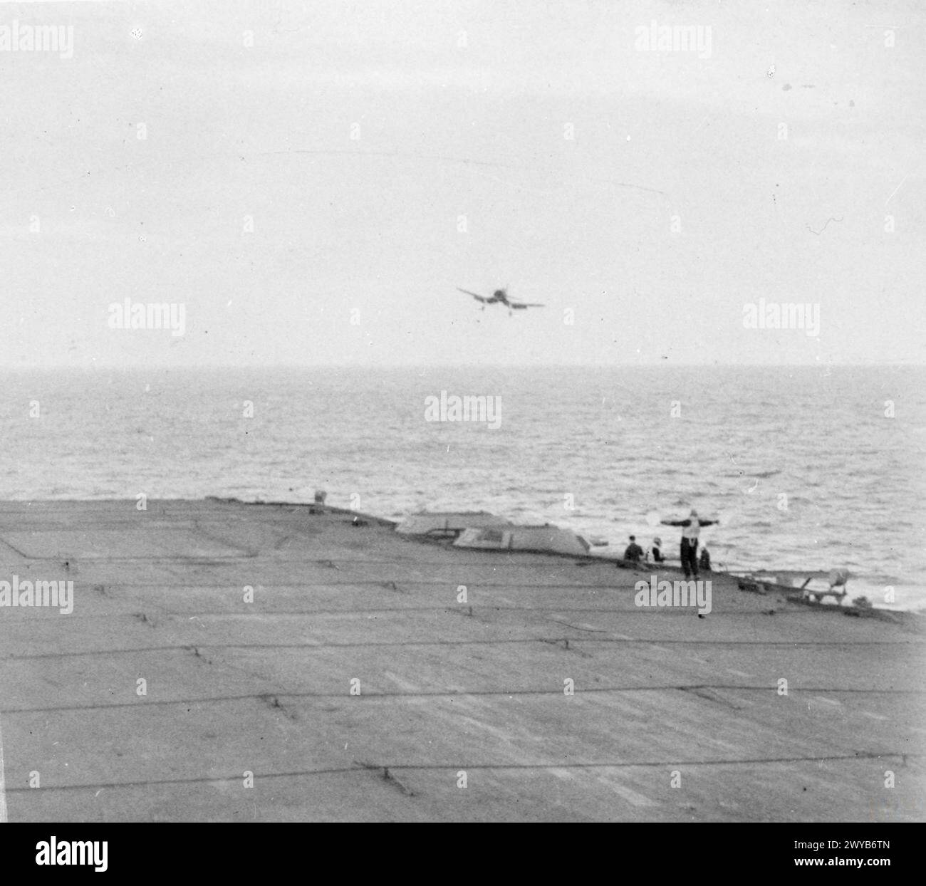 La Chance-Vought Corsair, costruita NEGLI STATI UNITI, si avvicina al ponte di volo della HMS Illustrious nel dicembre 1943, gestita dalla Royal Navy in mare. Foto Stock