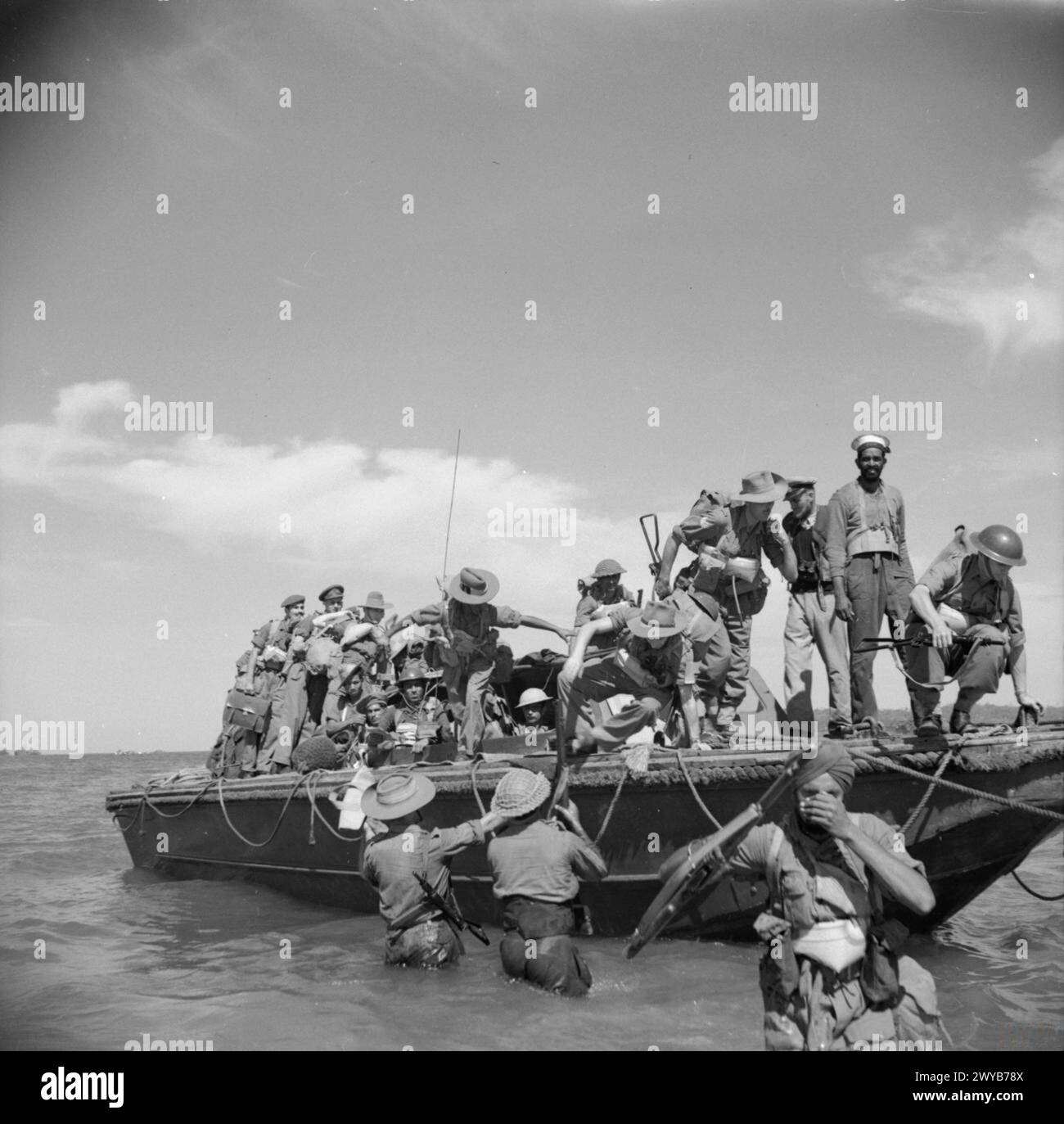 Le truppe dell'esercito britannico sbarcano sull'isola Ramree, in Birmania, il 21 gennaio 1945, durante le operazioni della seconda guerra mondiale nel teatro del sud-est asiatico. Foto Stock