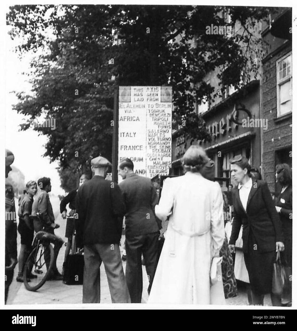 Il sergente Landridge di Gravesend e il caporale Cattdromie di Cockfosters installano un grande cartello a Berlino-Charlottenburg, segnando la storia della 7a Divisione blindata, nota come Desert Rats. La fotografia è stata documentata dal British Army, 21st Army Group. Foto Stock