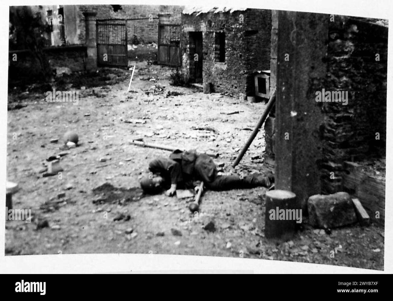 THE BRITISH ARMY IN NORTH-WEST EUROPE 1944-1945 - didascalia originale in tempo di guerra: Un tedesco morto nelle prese d'aria di settembre. Si vede che tiene in mano una granata anticarro. È simile al "Bazooka". Negativo fotografico, British Army, 21st Army Group Foto Stock