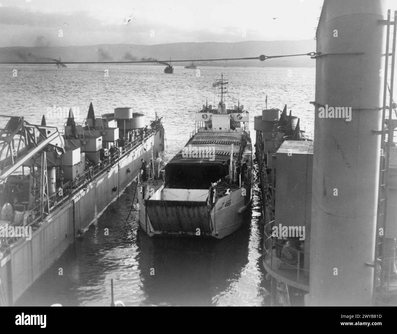 La LCT (3) entra nella HMS Eastway, il primo Landing Ship Dock, a Greenock, dal 30 novembre al 1 dicembre 1943. Foto Stock