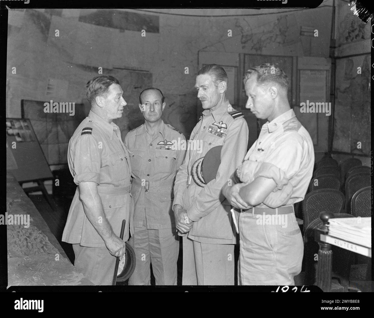 Il maresciallo dell'aria Sir Keith Park discute le questioni operative con alti ufficiali, tra cui il commodoro F J Mellersh, il vice maresciallo dell'aria C A Stevens e il colonnello R Hall dell'USAAF, presso la Strategic Air Force War Room a Calcutta, in India, durante le operazioni in Estremo Oriente. Foto Stock