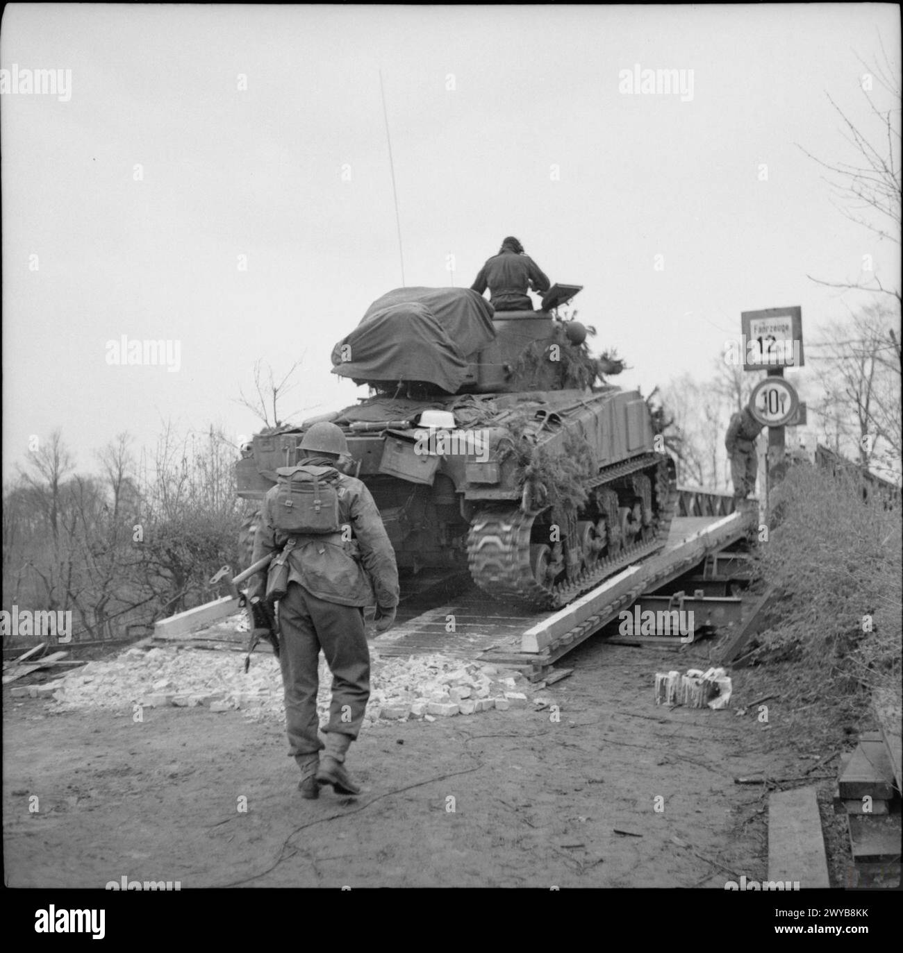 L'ESERCITO BRITANNICO NELL'EUROPA NORDOCCIDENTALE 1944-45 - Un carro armato Sherman dei Royal Scots Greys, 7th Armoured Division, attraversò il canale Dortmund-EMS, 4 aprile 1945. , British Army, 7th Armoured Division Foto Stock