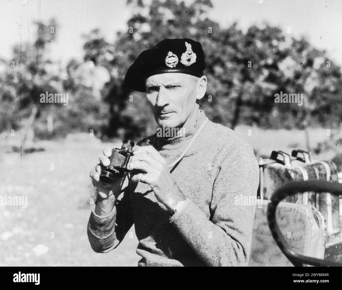 Il tenente generale Bernard Montgomery, poi feldmaresciallo, è raffigurato in abito da campo presso il quartier generale dell'Ottava Armata in Italia tra il 1944 e il 45. Ha comandato il 21st Army Group nell'Europa nord-occidentale. Foto Stock
