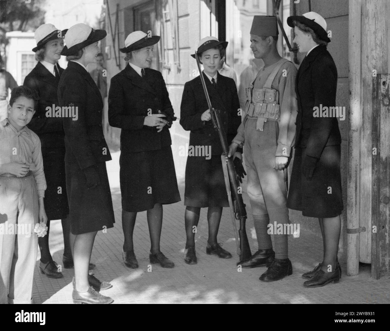 I membri del Women's Royal Naval Service (WRNS) arrivarono ad Alessandria, in Egitto, il 14-15 marzo 1942. I WRNS osservano una sentinella egiziana durante il loro dispiegamento. Foto Stock