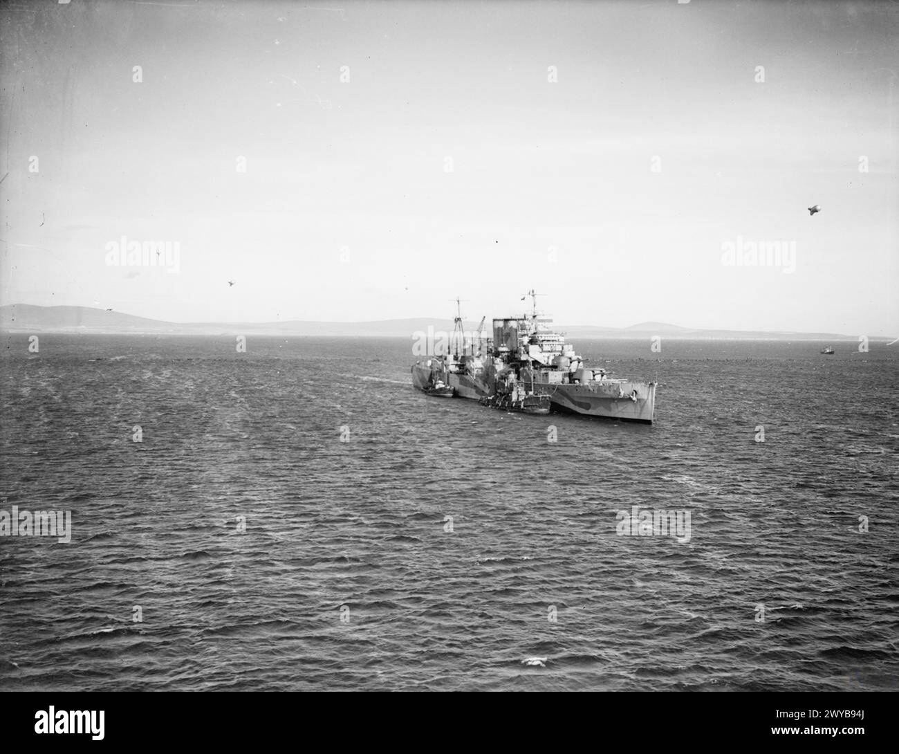 Dal 15 al 17 ottobre 1941, la HMS Norfolk fu all'ancora a Scapa Flow, osservata dalla HMS London durante le operazioni di routine della Royal Navy. Foto Stock