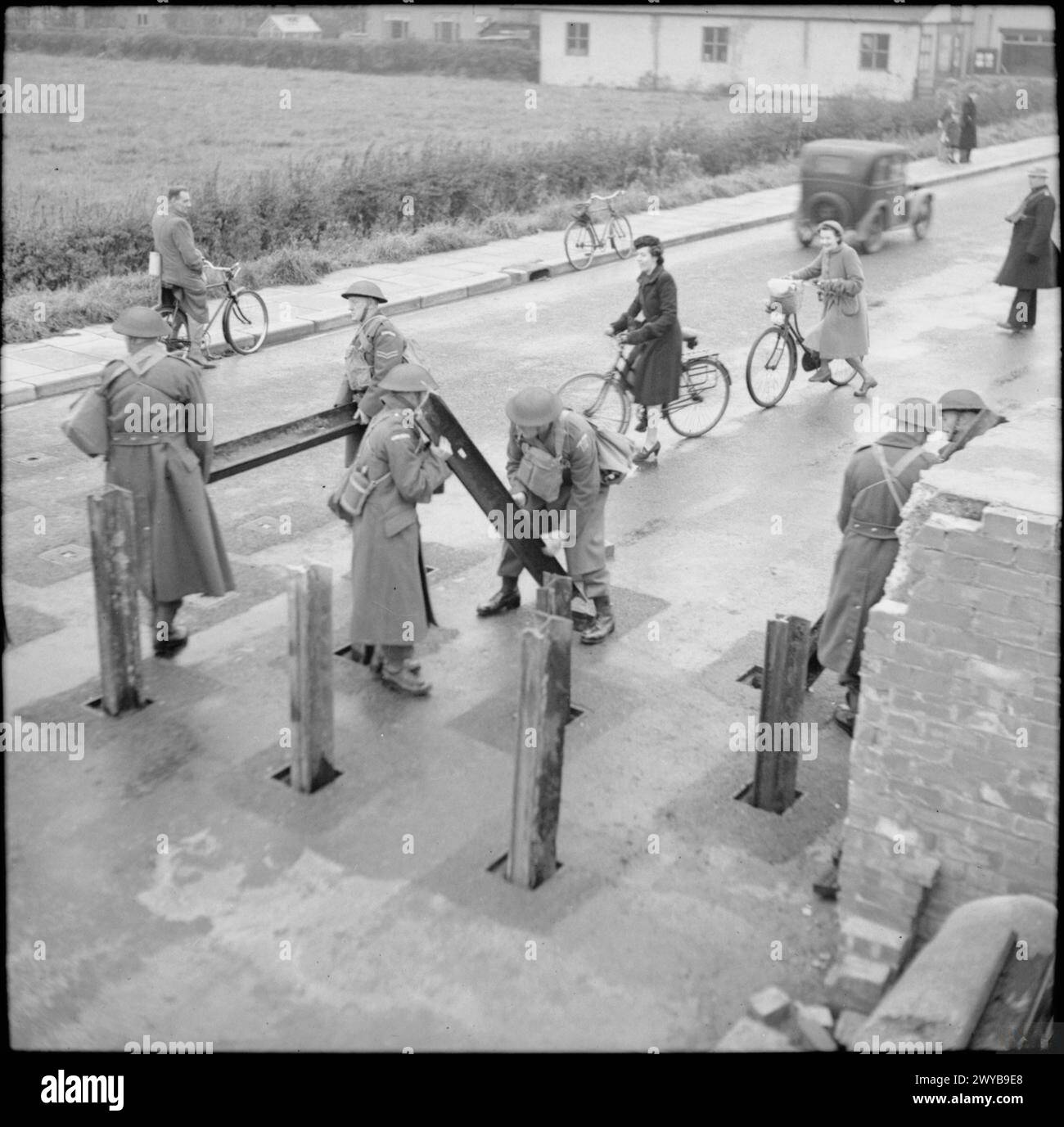 LA GUARDIA DOMESTICA 1939-45 - i soldati della Guardia Nazionale a York preparano un posto di blocco inserendo travi di metallo nei fori pre-scavati sulla strada, 2 novembre 1941. , Home Guard Foto Stock