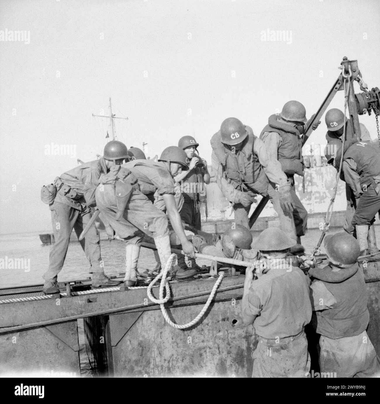 GLI SBARCHI ALLEATI IN ITALIA, SETTEMBRE 1943: REGGIO, TARANTO E SALERNO-Salerno, 9 settembre 1943 (operazione Avalanche): Le truppe americane mettono una delle loro prime vittime a bordo di un mezzo da sbarco. , Esercito degli Stati Uniti Foto Stock