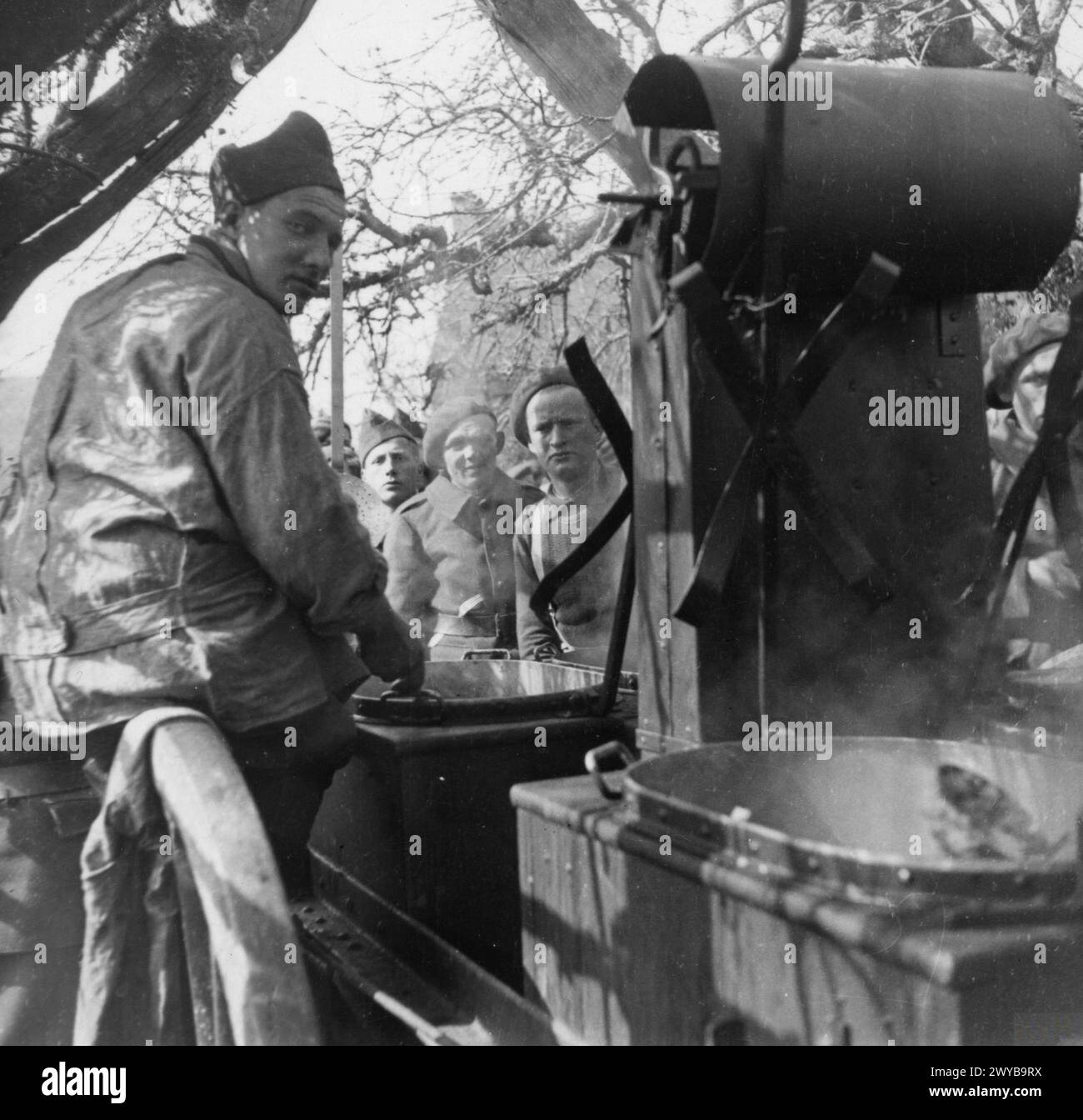 L'ESERCITO POLACCO IN FRANCIA, 1939-1940 - truppe della Brigata indipendente dei fucilieri di Podhalan in fila per ricevere le loro razioni da una cucina da campo. , Esercito polacco, Esercito polacco, Brigata indipendente polacca delle Highlands Foto Stock