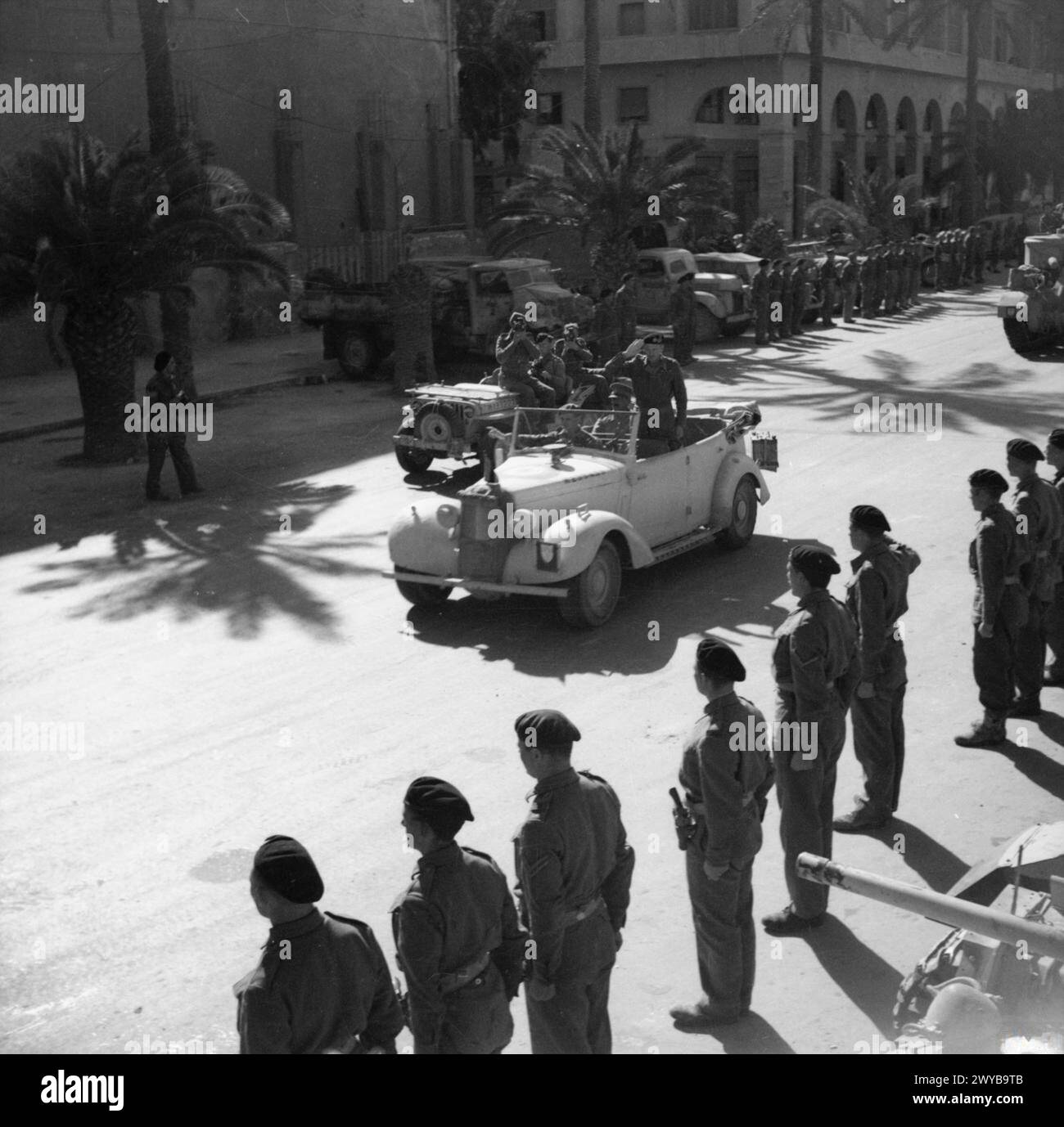 Il tenente generale Bernard Montgomery, Ottava Armata del governo della RPC, restituisce il saluto degli equipaggi di carri armati mentre entravano a Tripoli durante la campagna del Nord Africa, 1940-1943. Foto Stock