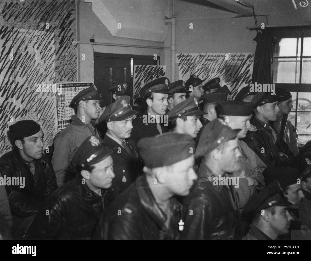 "Il corrispondente di guerra William Randolph Hearst Jr. Visita la base aerea di Duxford nell'ottobre 1943, partecipando a un briefing con i piloti e il tenente colonnello James J. Stone Jr., prima delle missioni P-47 Thunderbolt di scorta Flying Fortresses sull'Europa occupata." Foto Stock
