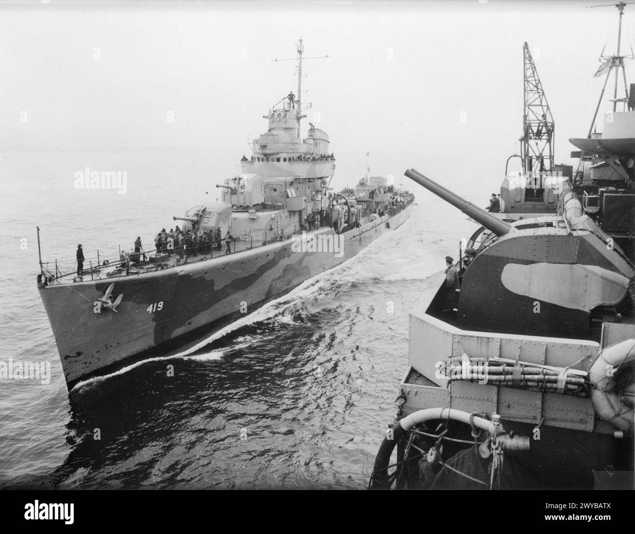 OPERAZIONE PHT ALLEATA IN MARE. 3 LUGLIO 1942. - Un cacciatorpediniere americano viene accanto alla HMS NORFOLK per il rifornimento. , Foto Stock