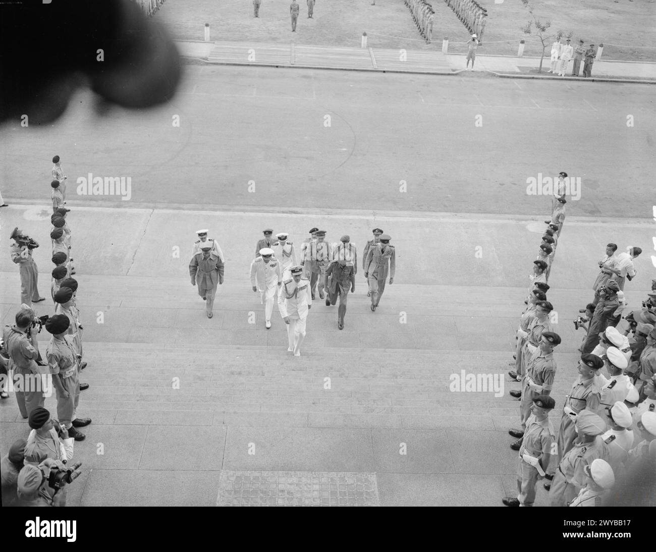 Lord Louis Mountbatten e il generale Sir William Slim giungono all'edificio municipale di Singapore per la firma della resa giapponese nel 1945. Foto Stock