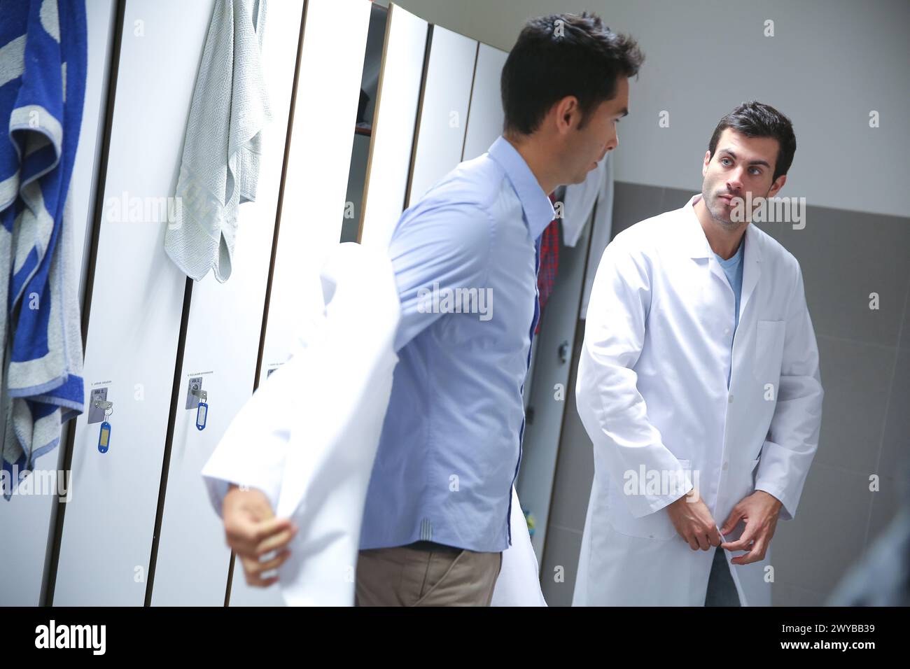 Ricercatori nello spogliatoio. Cappotti bianchi. Servizi tecnologici all'industria. Tecnalia Research & Innovation, Donostia, San Sebastian, Gipuzkoa, Paesi Baschi, Spagna. Foto Stock