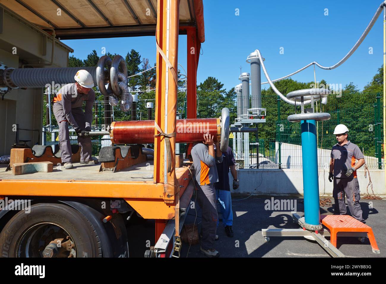 Collaudo in loco, test diagnostici e di manutenzione su cavi ad alta tensione sotterranei e sistemi GIS basati sul sistema di risonanza a frequenza variabile WRV 80/260 e sui sistemi di misurazione a scarica parziale in loco. Test di laboratorio mobile. Sottostazione elettrica. Servizi tecnologici energetici. Tecnalia ricerca e innovazione. Parco scientifico e tecnologico di Bizkaia. Zamudio. Bizkaia. Paesi Baschi. Spagna. Foto Stock