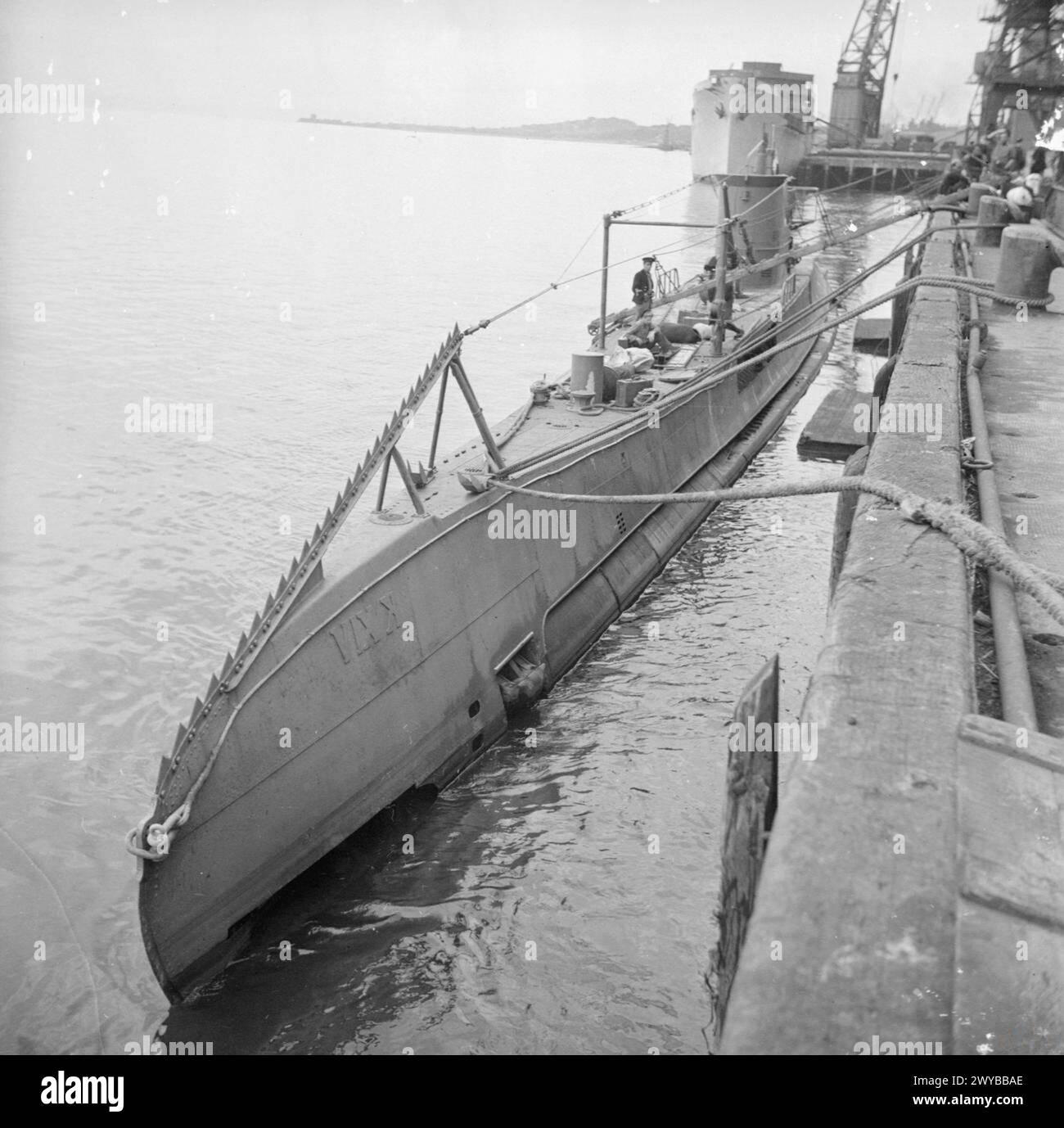 Un sottomarino olandese arriva in un porto britannico dopo un viaggio di 000 miglia. In precedenza, affondò quattro navi da trasporto giapponesi a pieno carico durante un impegno di tre ore nel luglio 1943, prima di fuggire dalle Indie orientali olandesi. Foto Stock