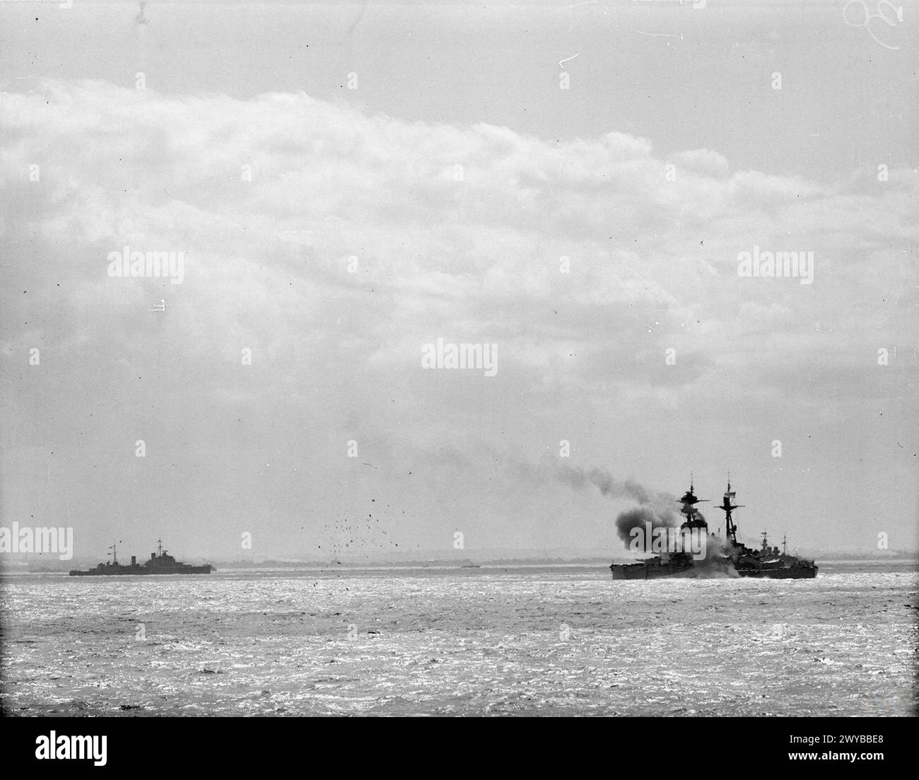 Il 6 giugno 1944, la HMS Ramillies, parte della bombardamento della forza D, bombardò le batterie tedesche al largo di le Havre a sostegno degli sbarchi sulla Sword Beach. La fotografia è stata presa dalla fregata di scorta HMS Holmes. Foto Stock