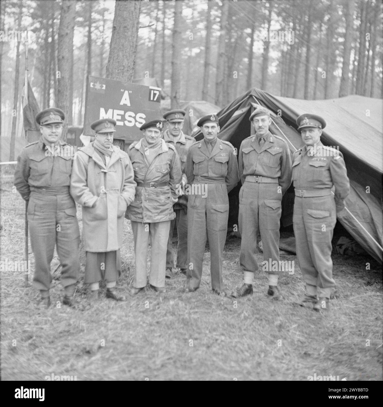 Nel febbraio 1945, il feldmaresciallo Bernard Montgomery visitò le truppe canadesi e britanniche nel settore Kleve-Goch, in Germania, tra cui i generali Vokes, Spry, Mathews, i tenente generali Horrocks, Simonds, e il generale Crerar. Foto Stock